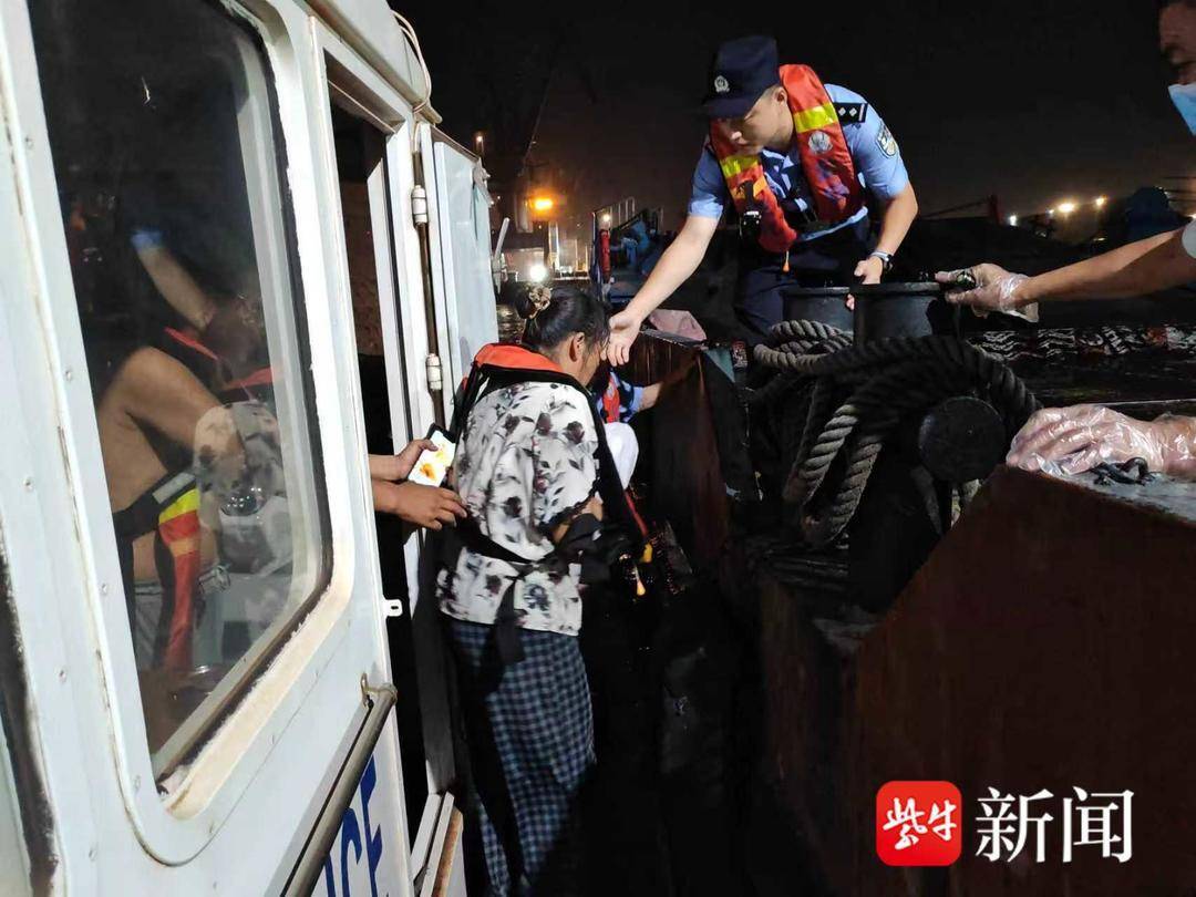 断指伤员被困江心岛！ 民警深夜驾驶公安艇疾驰送医