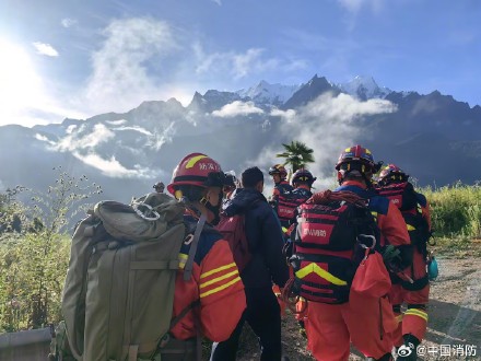 中国救援队与机动队伍陆地搜救队向吉隆口岸行进救援