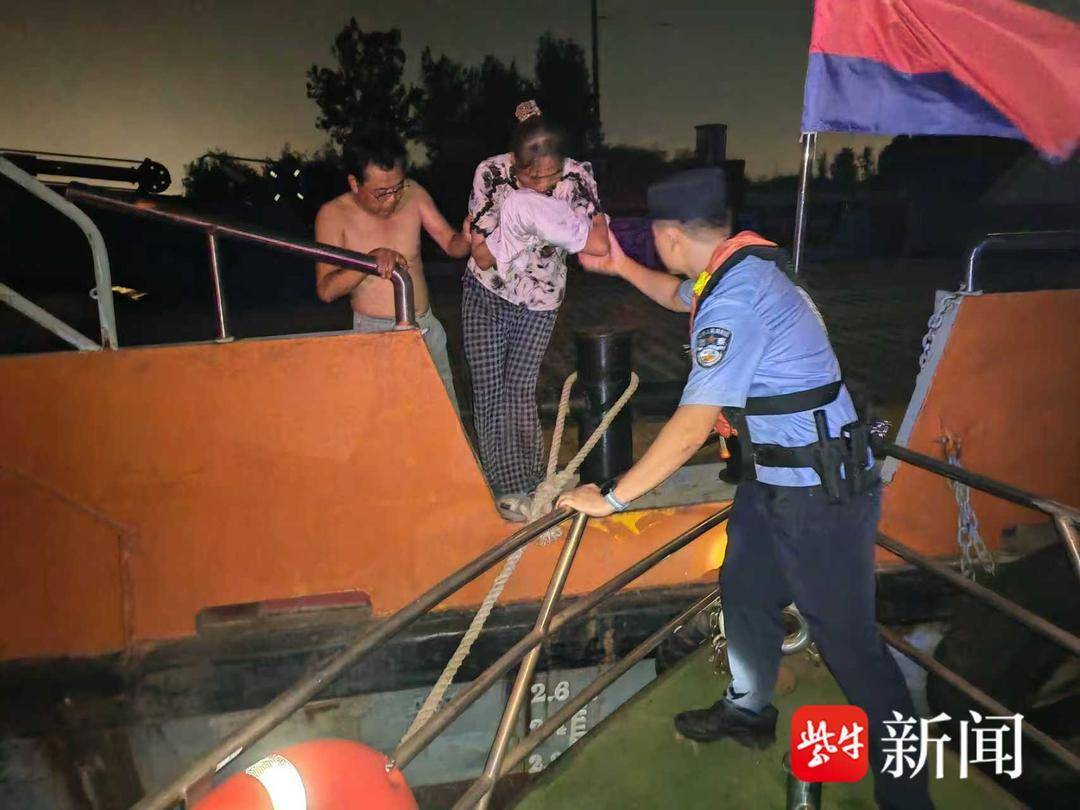 断指伤员被困江心岛！ 民警深夜驾驶公安艇疾驰送医