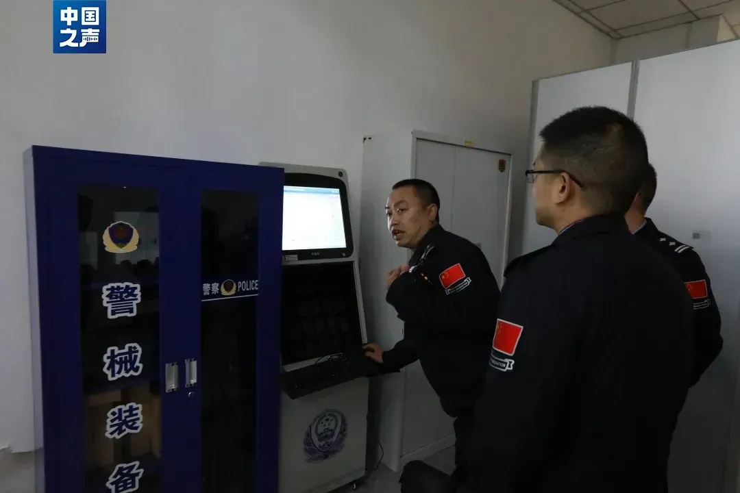 泥石流袭来前,这位民警仍在指挥人群撤退,他叫黄棚 泥石流袭来前,这位民警仍在指挥人群撤退,他叫黄棚