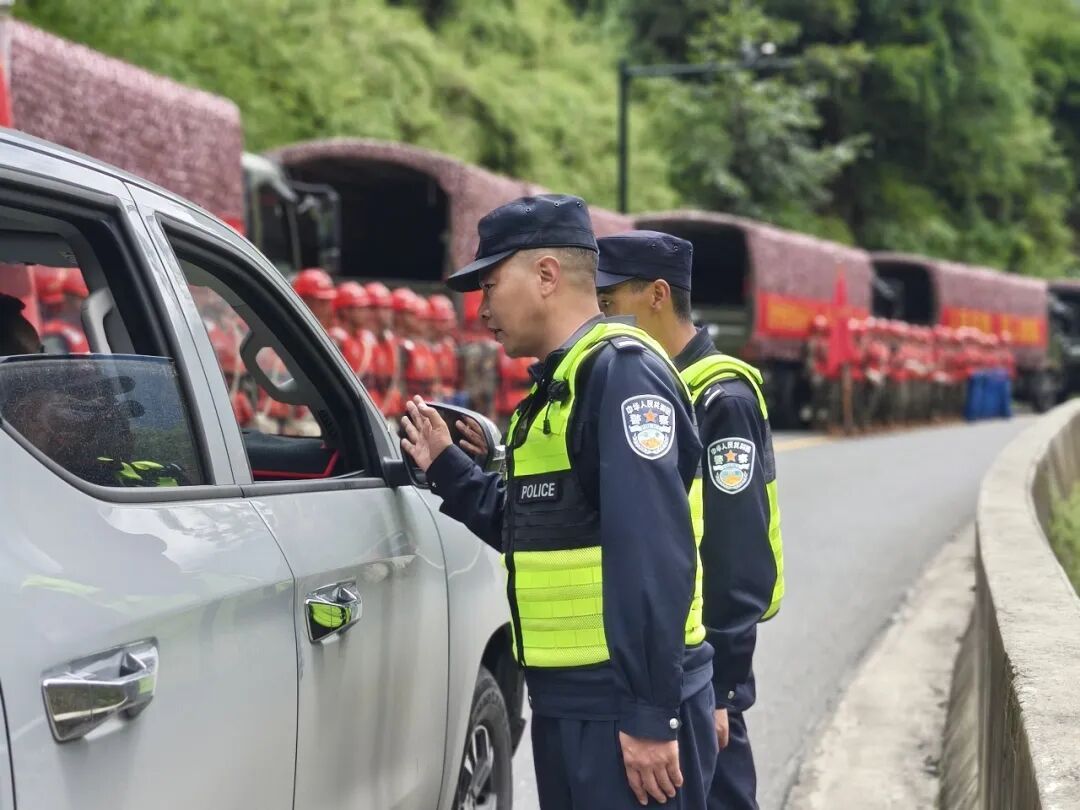 日喀则164名公安交管民警坚守一线守护灾区道路安全畅通 转移群众320余人