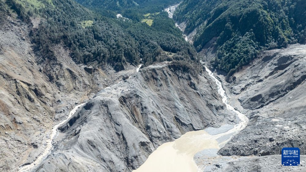 现场航拍吉隆冰崩堰塞湖