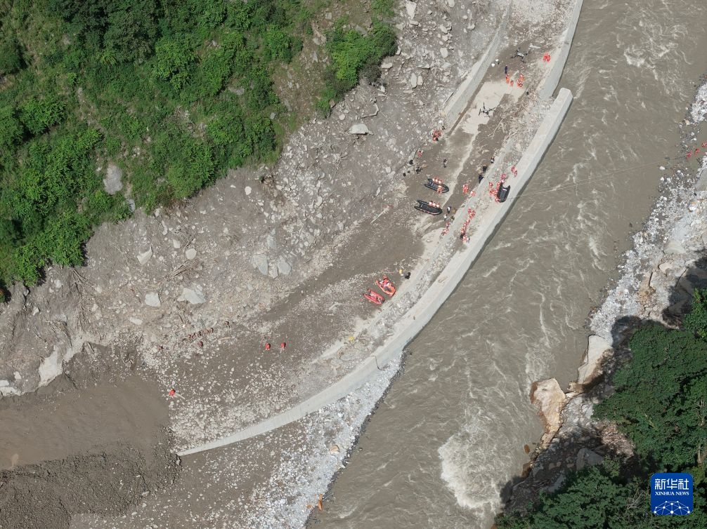 吉隆口岸附近泥石流损毁道路正加紧抢通 吉隆口岸附近泥石流损毁道路正加紧抢通