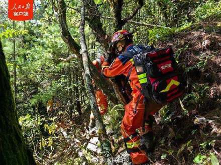 救援队徒步深入吉隆口岸受灾核心区
