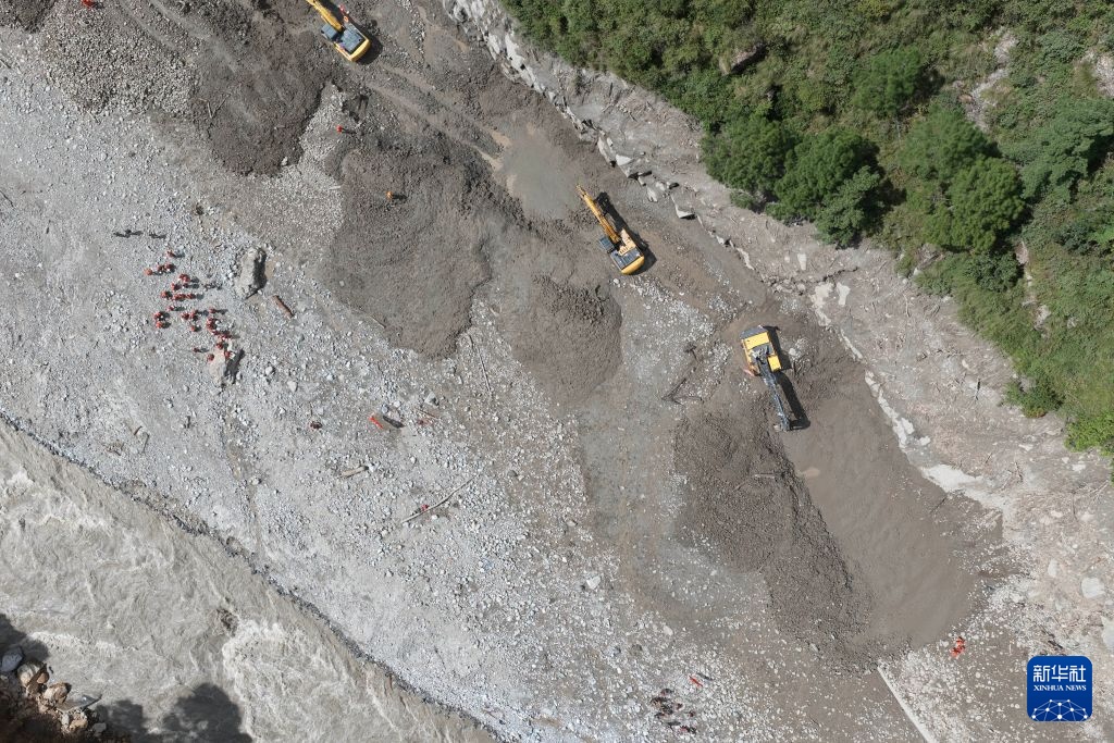 吉隆口岸附近泥石流损毁道路正加紧抢通 吉隆口岸附近泥石流损毁道路正加紧抢通