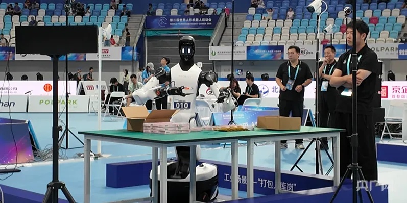 机器人为什么要设计成人形？还要多久能到我家干活？专家这样说→