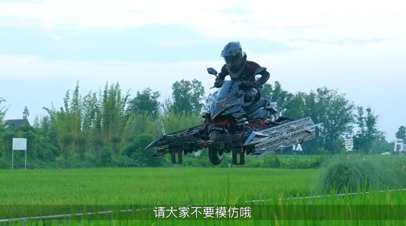 “御剑飞行”博主又整活了,手搓飞行电动车试飞成功,网友:科幻片成真了? “御剑飞行”博主又整活了,手搓飞行电动车试飞成功,网友:科幻片成真了?