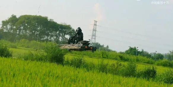 “御剑飞行”博主又整活了,手搓飞行电动车试飞成功,网友:科幻片成真了? “御剑飞行”博主又整活了,手搓飞行电动车试飞成功,网友:科幻片成真了?