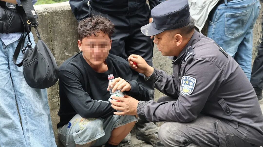 日喀则164名公安交管民警坚守一线守护灾区道路安全畅通 转移群众320余人