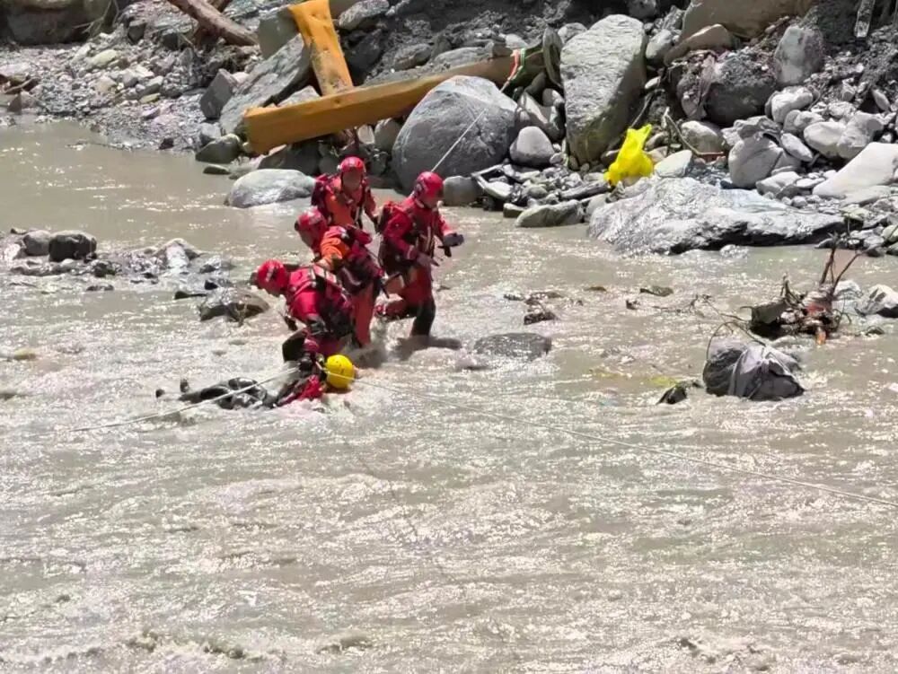 废墟之上,我们一遍遍地喊…… 废墟之上,我们一遍遍地喊……