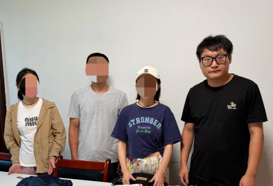 事发一商场停车场,男子56万元现金刚到手,人就被警方按住了 事发一商场停车场,男子56万元现金刚到手,人就被警方按住了