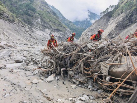 吉隆泥石流救援现场画面 吉隆泥石流救援现场画面