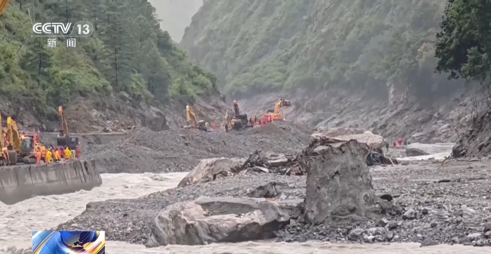 正以抢通道路为主要目标 直击西藏吉隆口岸救援情况