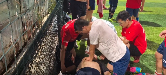 男子踢球心脏骤停,隔壁“三甲医院全医生球队”出手了! 男子踢球心脏骤停,隔壁“三甲医院全医生球队”出手了!
