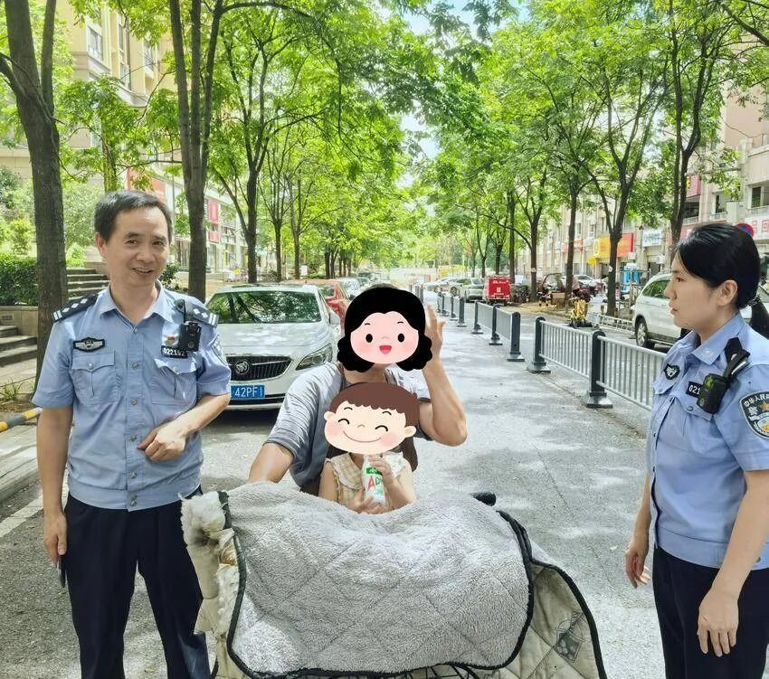 三岁“赤脚小淘气”街头走失，派出所秒变“最暖托儿所”