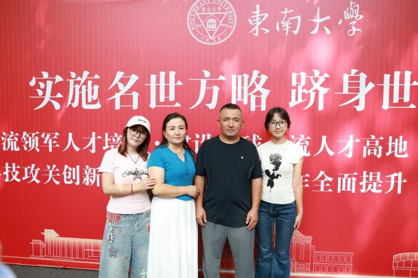 “让爸妈亲眼看看我的大学!”新疆女孩暑期偷偷打多份工,只为攒足机票钱带家人一起赴东大报到 “让爸妈亲眼看看我的大学!”新疆女孩暑期偷偷打多份工,只为攒足机票钱带家人一起赴东大报到