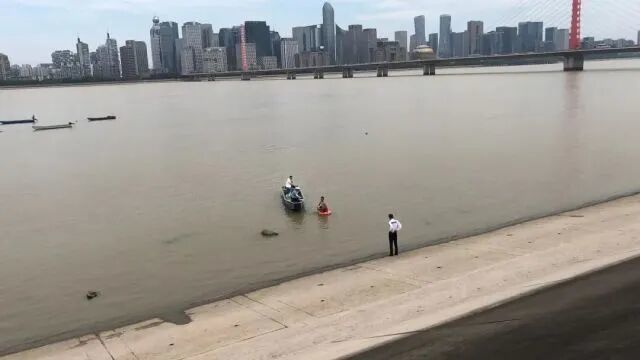 杭州61岁保安大叔第四次跳进钱塘江救人，上个月刚获评“杭州市见义勇为义士”