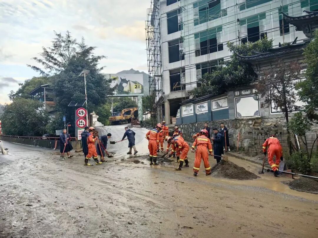 “立即转移,立即转移!”泥石流来临前26分钟,他们敲响了每一扇门 “立即转移,立即转移!”泥石流来临前26分钟,他们敲响了每一扇门
