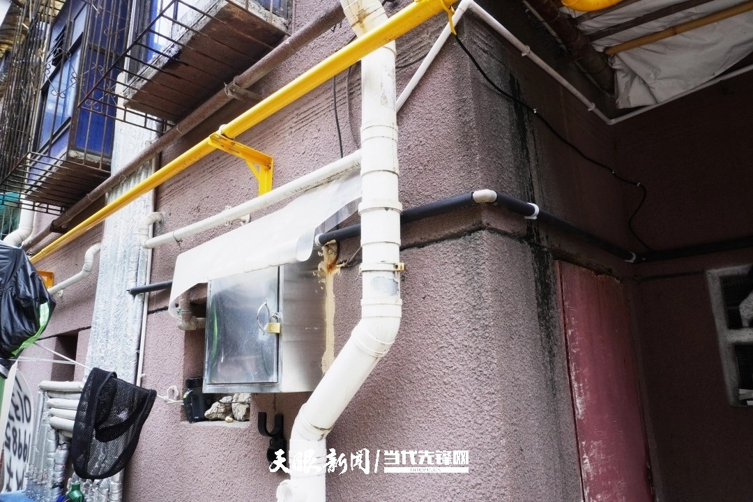 贵阳一小区三楼“飞线”给新能源汽车充电!物业:无法阻止,准备上报消防部门 贵阳一小区三楼“飞线”给新能源汽车充电!物业:无法阻止,准备上报消防部门