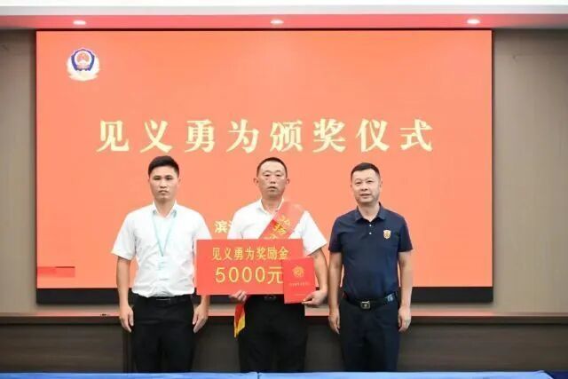 杭州61岁保安大叔第四次跳进钱塘江救人，上个月刚获评“杭州市见义勇为义士”