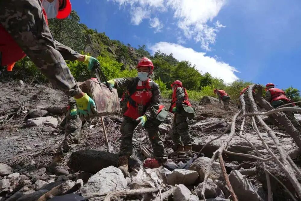 废墟之上,我们一遍遍地喊…… 废墟之上,我们一遍遍地喊……