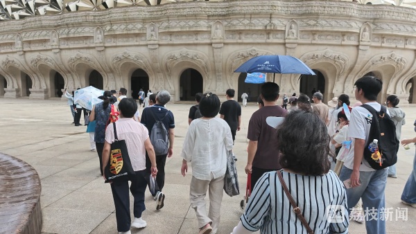 录取通知书当“门票” 大学新生带着爸妈免费游南京 录取通知书当“门票” 大学新生带着爸妈免费游南京