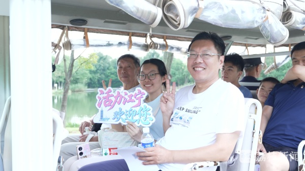 录取通知书当“门票” 大学新生带着爸妈免费游南京 录取通知书当“门票” 大学新生带着爸妈免费游南京