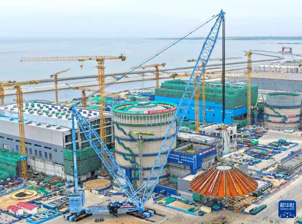 辽宁徐大堡核电厂1号机组核岛钢穹顶吊装就位
