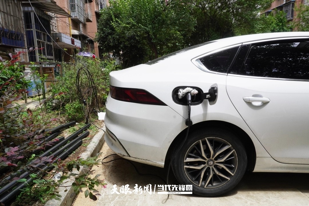 贵阳一小区三楼“飞线”给新能源汽车充电!物业:无法阻止,准备上报消防部门 贵阳一小区三楼“飞线”给新能源汽车充电!物业:无法阻止,准备上报消防部门