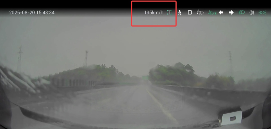 雨天飙到130km/h！司机还“逞能”问副驾“慌不慌”，话音未落……