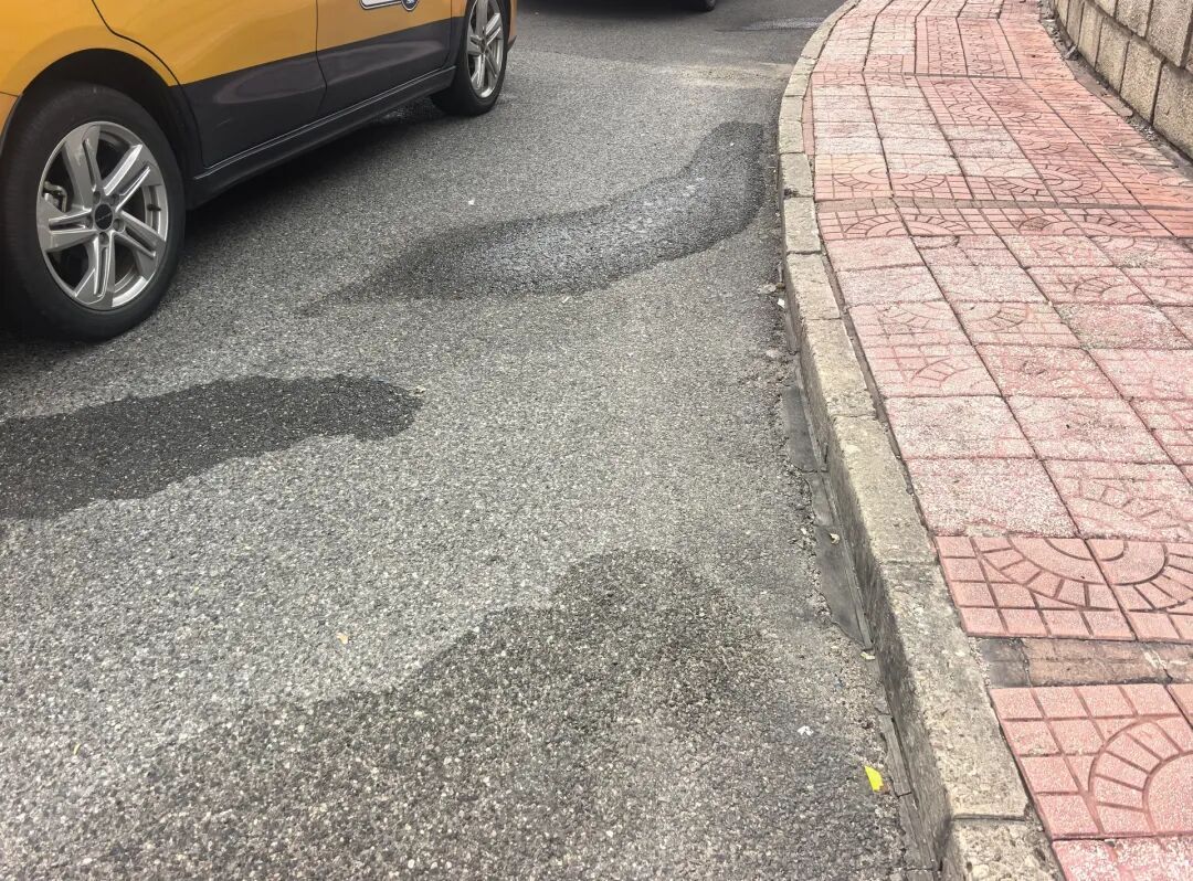 “有时熏得人不敢正常呼吸”!出租车排队区域,路面多处尿渍!首都机场回应 “有时熏得人不敢正常呼吸”!出租车排队区域,路面多处尿渍!首都机场回应