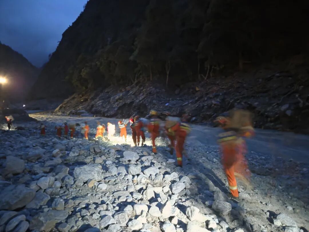 废墟之上,我们一遍遍地喊…… 废墟之上,我们一遍遍地喊……