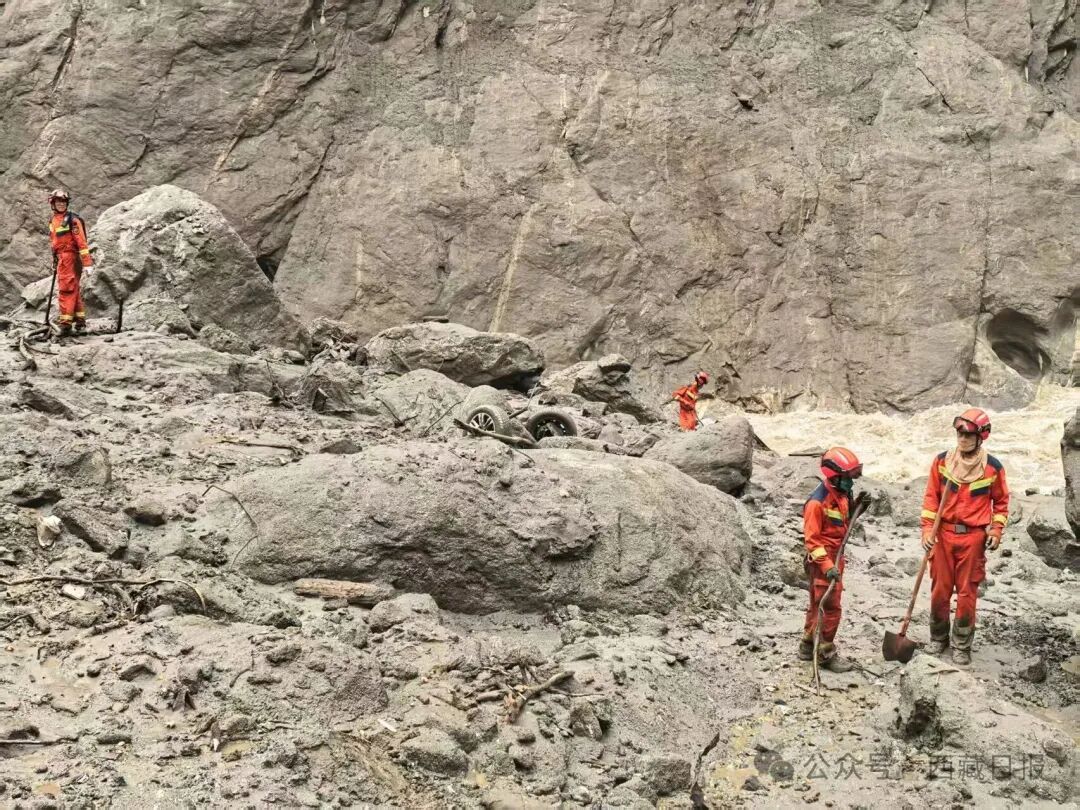 吉隆口岸大楼只剩钢筋骨架,消防救援人员徒手清开碎渣钢筋,现场画面→ 吉隆口岸大楼只剩钢筋骨架,消防救援人员徒手清开碎渣钢筋,现场画面→