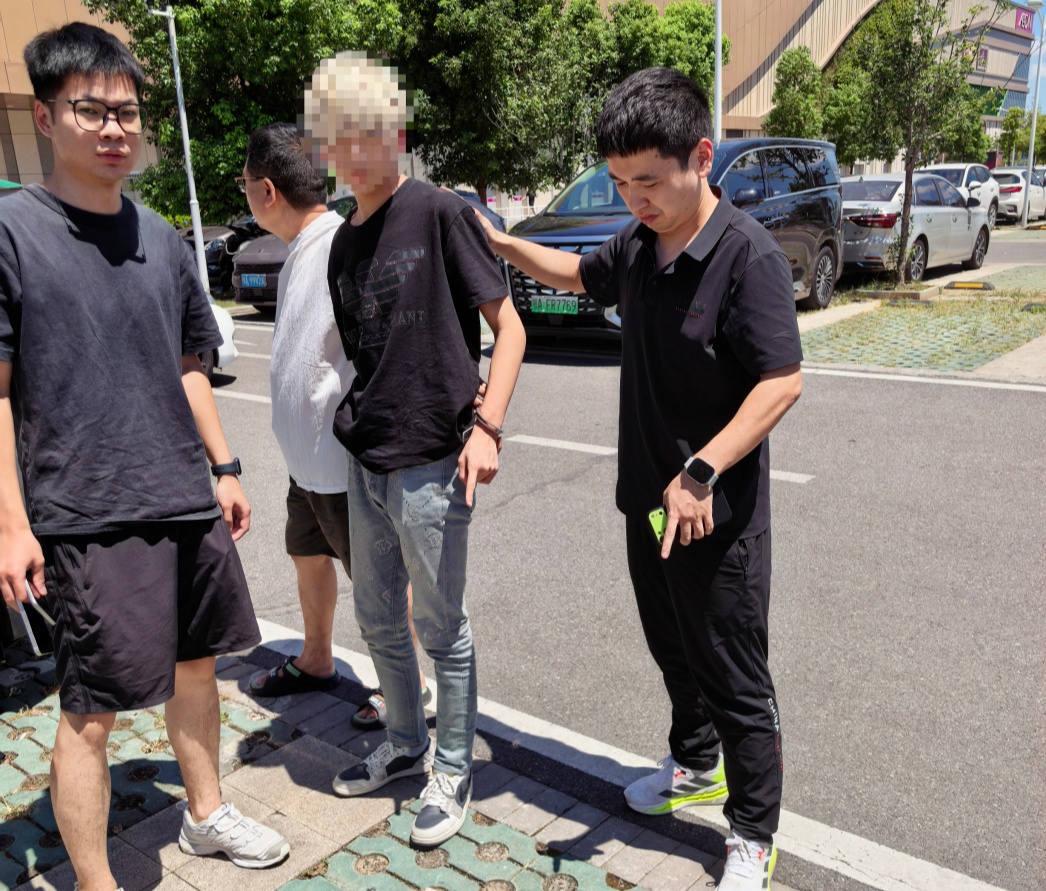 事发一商场停车场,男子56万元现金刚到手,人就被警方按住了 事发一商场停车场,男子56万元现金刚到手,人就被警方按住了