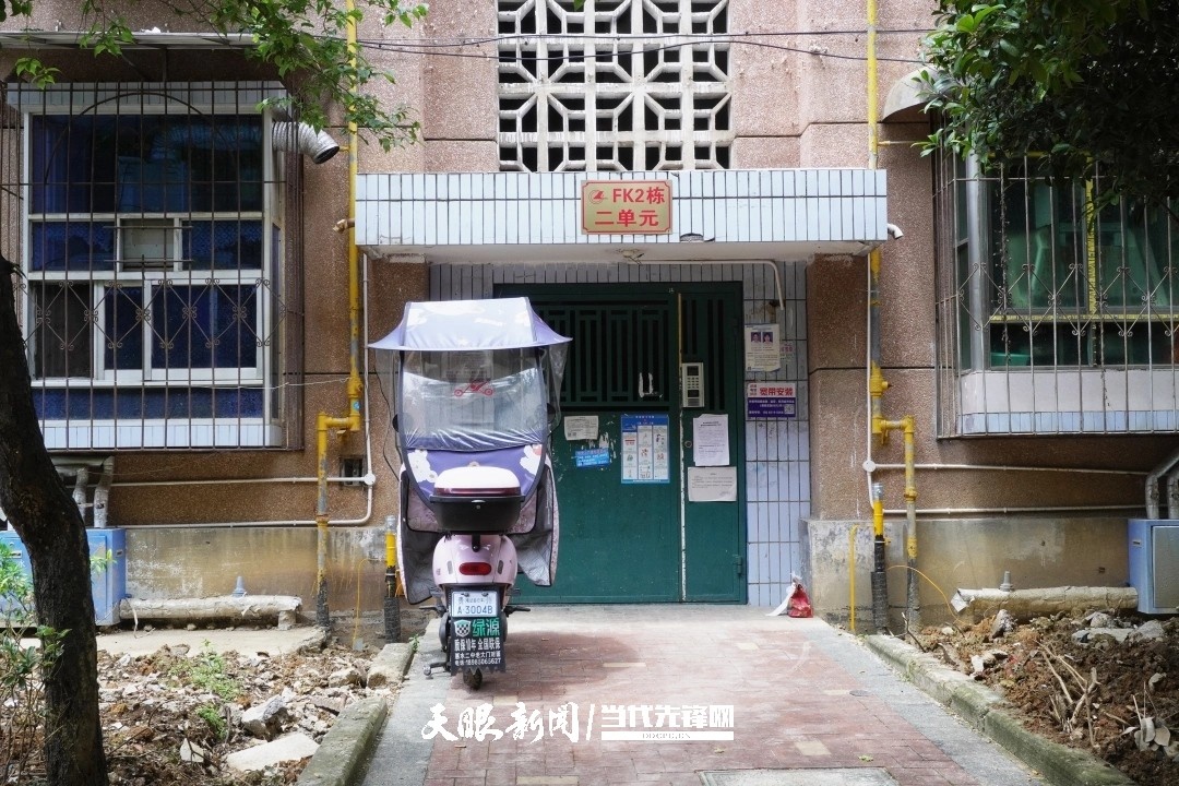 贵阳一小区三楼“飞线”给新能源汽车充电!物业:无法阻止,准备上报消防部门 贵阳一小区三楼“飞线”给新能源汽车充电!物业:无法阻止,准备上报消防部门