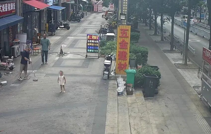 三岁“赤脚小淘气”街头走失，派出所秒变“最暖托儿所”