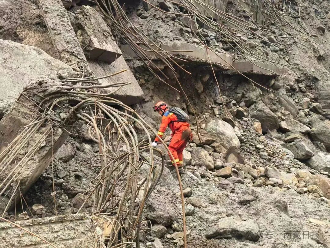 吉隆口岸大楼只剩钢筋骨架,消防救援人员徒手清开碎渣钢筋,现场画面→ 吉隆口岸大楼只剩钢筋骨架,消防救援人员徒手清开碎渣钢筋,现场画面→