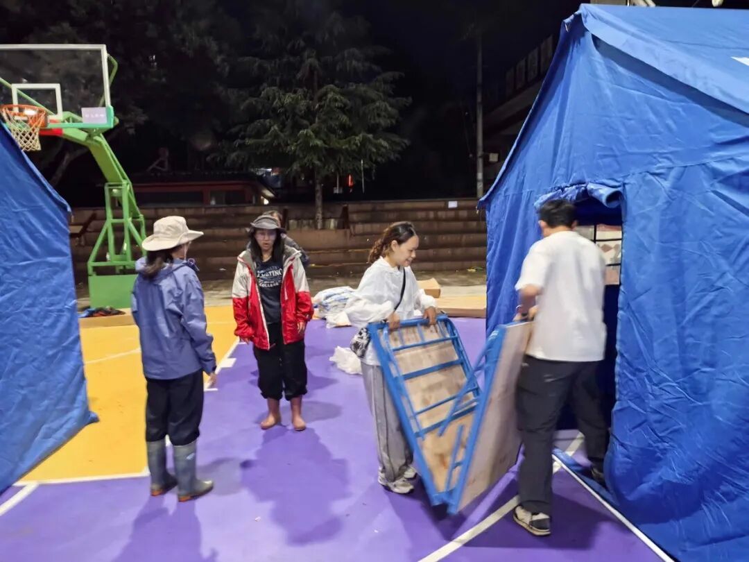 “立即转移,立即转移!”泥石流来临前26分钟,他们敲响了每一扇门 “立即转移,立即转移!”泥石流来临前26分钟,他们敲响了每一扇门