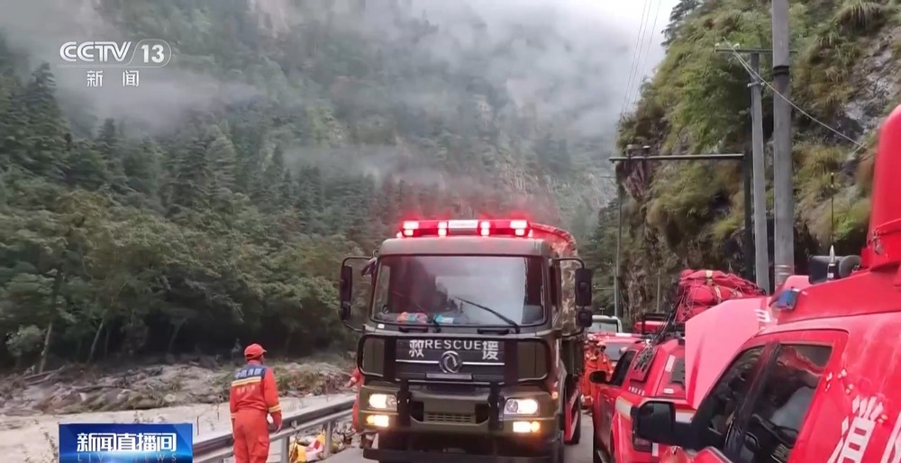 正以抢通道路为主要目标 直击西藏吉隆口岸救援情况