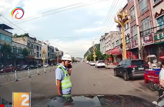 “我就骂你怎么了？”云南一男子占道违停，当众挑衅还驾车逼停警务人员，结果……