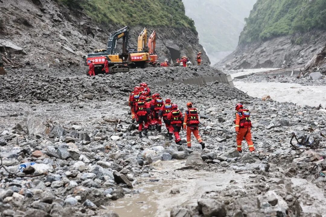 废墟之上,我们一遍遍地喊…… 废墟之上,我们一遍遍地喊……