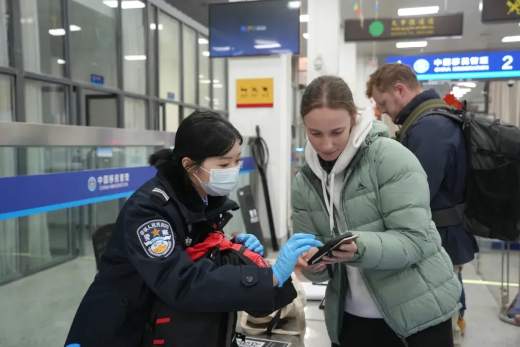 上外毕业后赴吉隆口岸工作的“小邬”警官,确认平安 上外毕业后赴吉隆口岸工作的“小邬”警官,确认平安