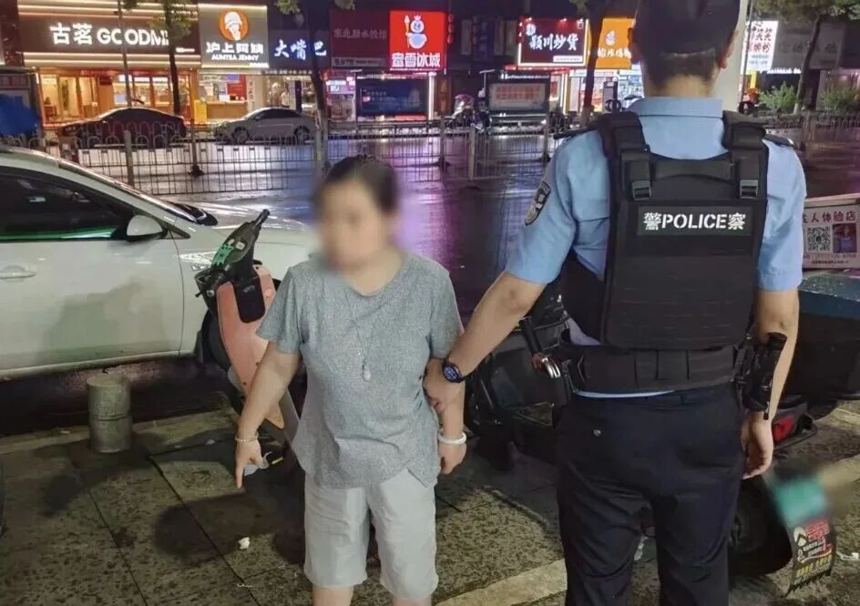 女子偷自行车被丈夫严厉批评后归还，隔天带着孩子又去偷来卖了近100元，被行拘