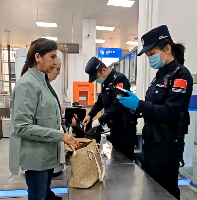 刚入警一年的她,失联在吉隆口岸……樊乐乐,你在哪儿? 刚入警一年的她,失联在吉隆口岸……樊乐乐,你在哪儿?