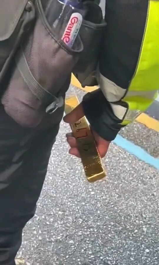 价值90万元!深圳一女子捡到758.9克纯金金块,一个多小时后物归原主 价值90万元!深圳一女子捡到758.9克纯金金块,一个多小时后物归原主