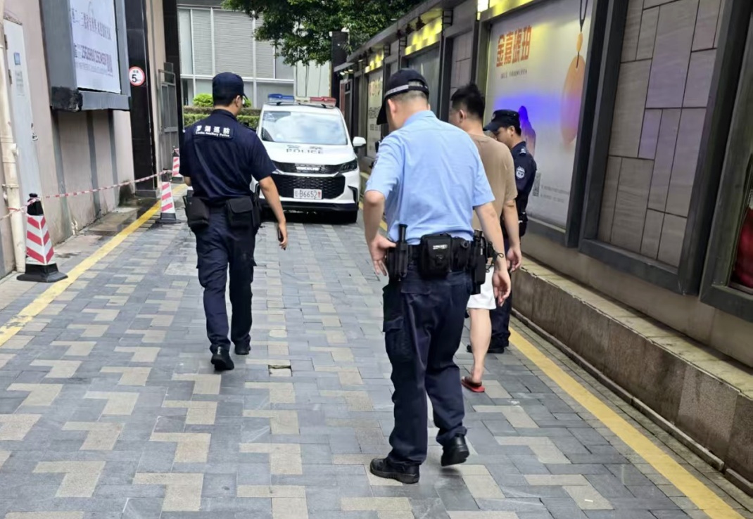 女子骑车路上捡到一金块,价值90多万元!当事人回应 女子骑车路上捡到一金块,价值90多万元!当事人回应