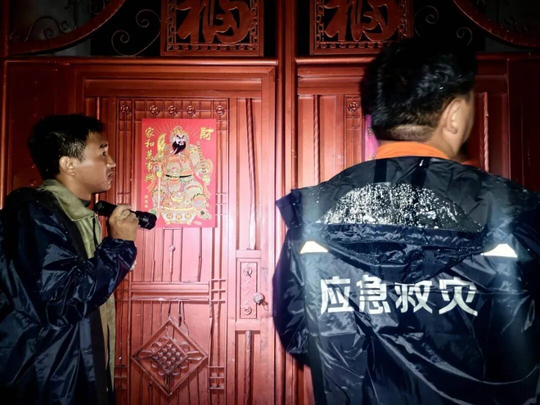 “立即转移,立即转移!”泥石流来临前26分钟,他们敲响了每一扇门 “立即转移,立即转移!”泥石流来临前26分钟,他们敲响了每一扇门