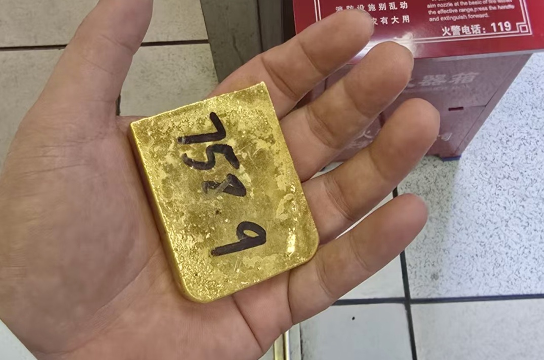 女子骑车路上捡到一金块,价值90多万元!当事人回应 女子骑车路上捡到一金块,价值90多万元!当事人回应