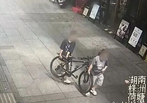 女子偷自行车被丈夫严厉批评后归还，隔天带着孩子又去偷来卖了近100元，被行拘