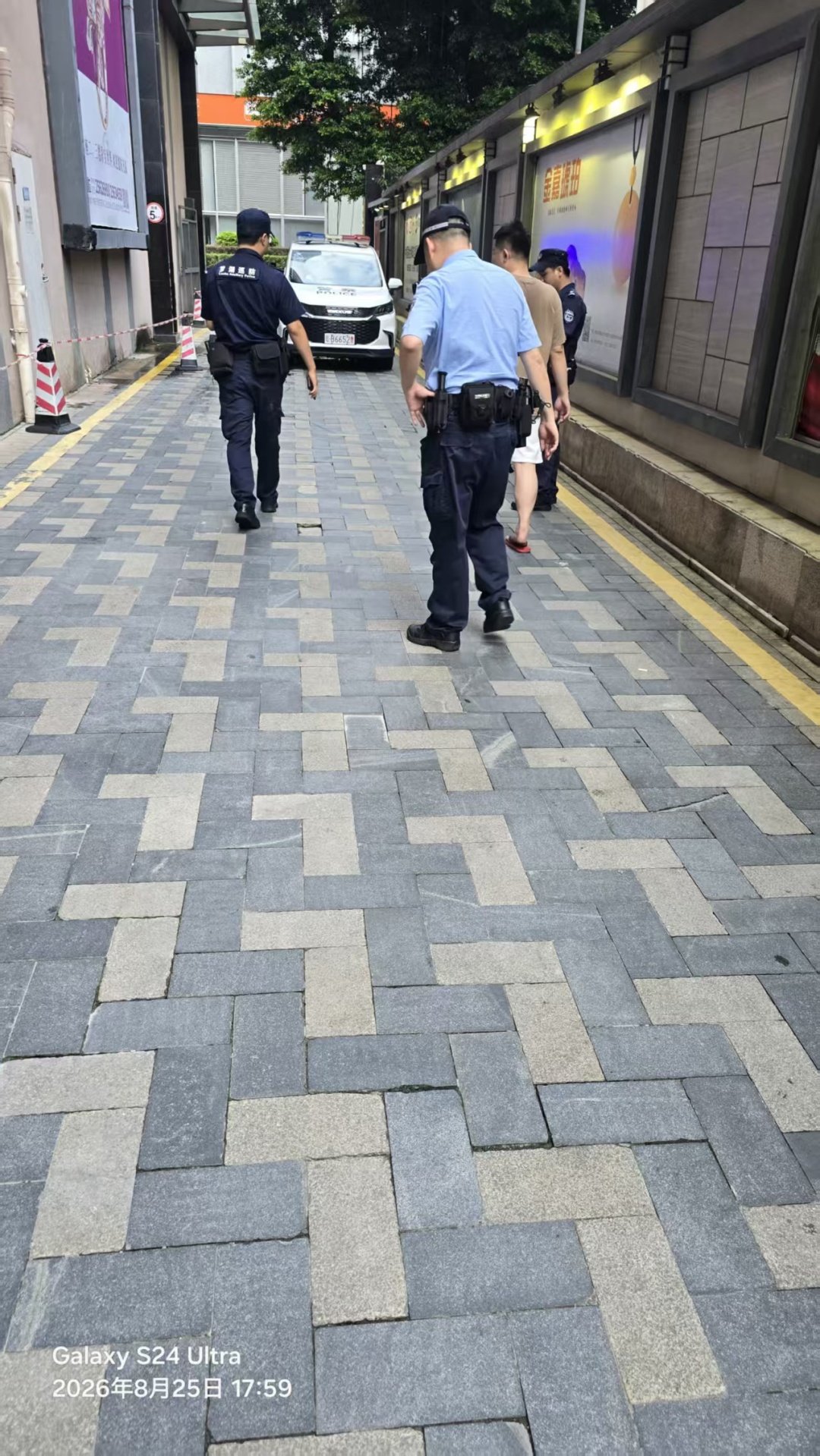 价值90万元!深圳一女子捡到758.9克纯金金块,一个多小时后物归原主 价值90万元!深圳一女子捡到758.9克纯金金块,一个多小时后物归原主